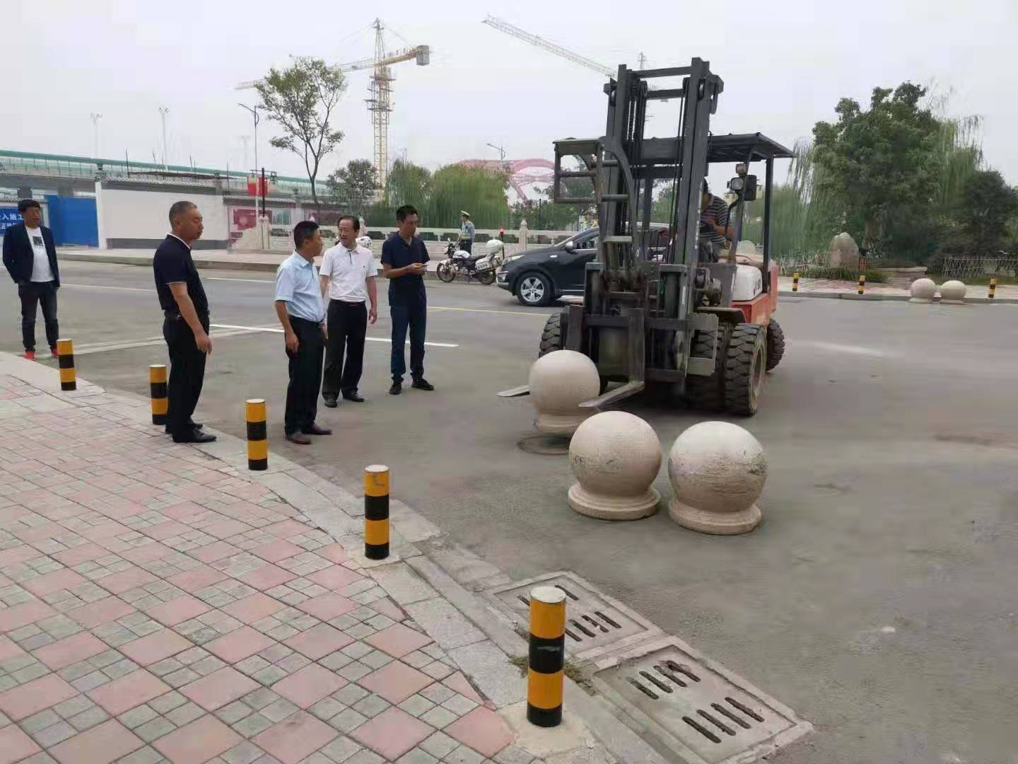 為向新中國成立七十周年獻禮，市城建集團攻堅克難，實現(xiàn)了北門棚改區(qū)域民生路10月1日零時順利通車。國慶假期，市城建集團堅持做好一線工作，在與交警部門共同做好民生路通車保障工作外，抓細節(jié)，抓落實，確保其他各項工作有序推進。.jpg